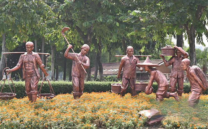 銅雕人物，為步行街注入“人情味”