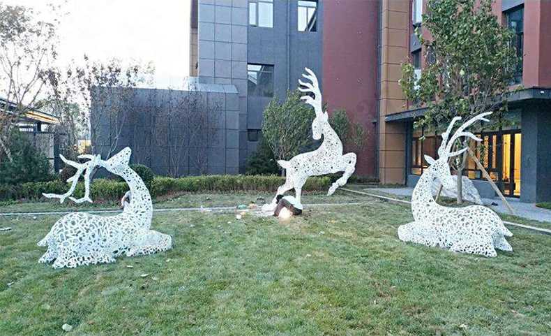 不銹鋼鹿，不銹鋼鏤空鹿，鏤空鹿景觀擺件，鏤空鹿雕塑，河北不銹鋼鹿廠家3.jpg